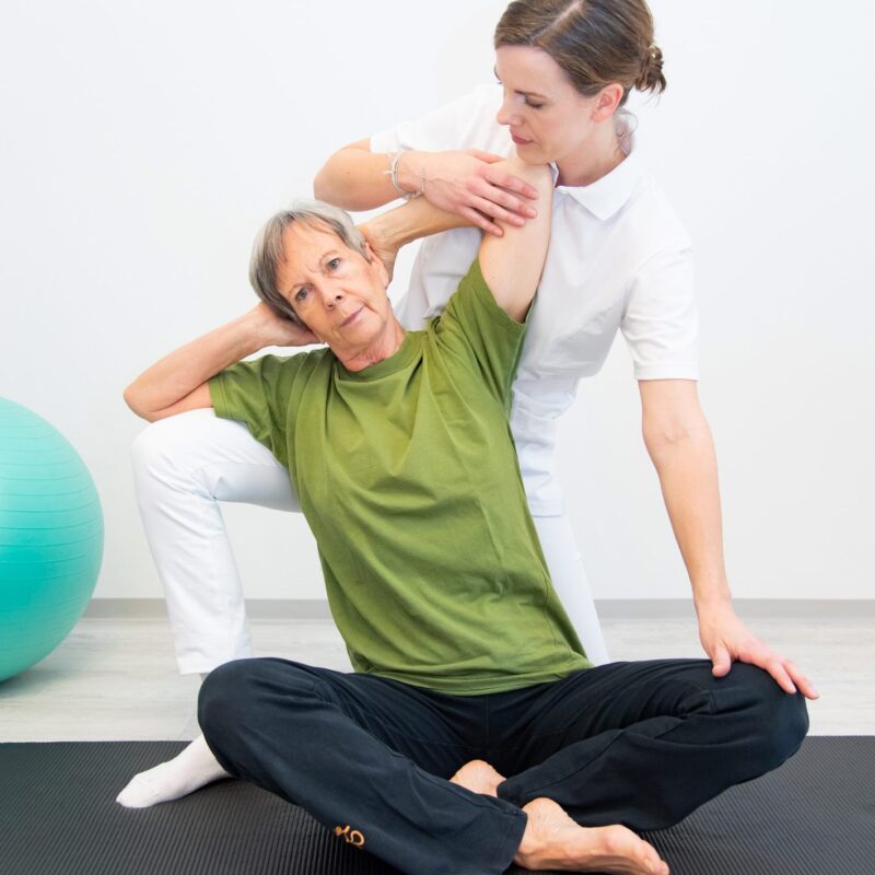Veronika Winter korrigiert Frau bei Yoga Übung