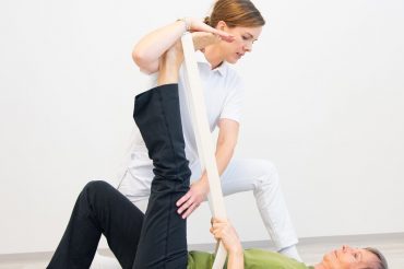 Veronika Winter korrigiert Frau bei Yoga Übung
