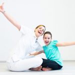 Veronika Winter macht mit Mädchen Bewegung