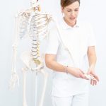 Veronika Winter mit Skelett