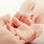 Erwachsenen_Hand_haelt_Baby_Hand