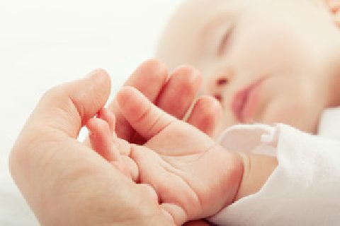 Erwachsenen_Hand_haelt_Baby_Hand